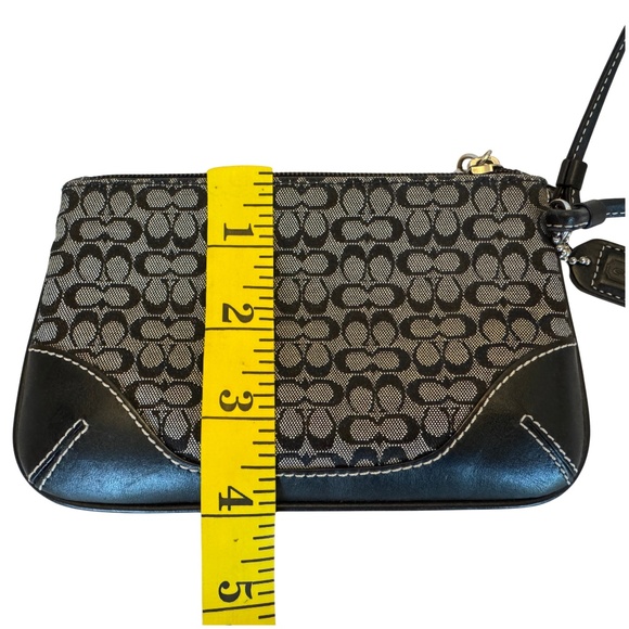 Like New Coach Signature Jacquard Wristlet Vintage - Picture 9 of 9